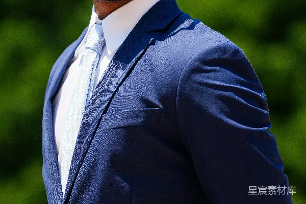高清摄影 一个穿着蓝色西装、戴着眼镜的男人