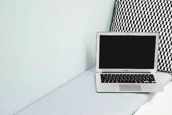 高清摄影 MacBook Air在白色桌子上