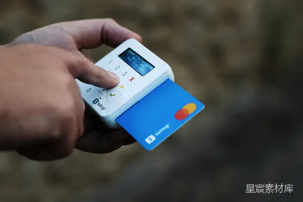 高清摄影 一只手拿着信用卡和手机