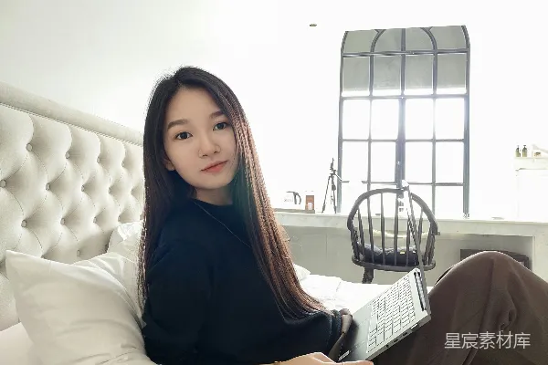 高清摄影 一个女人坐在沙发上