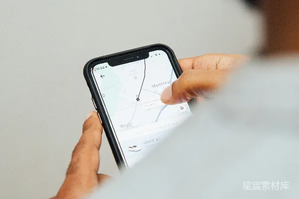 高清摄影 使用开启的智能手机的男人