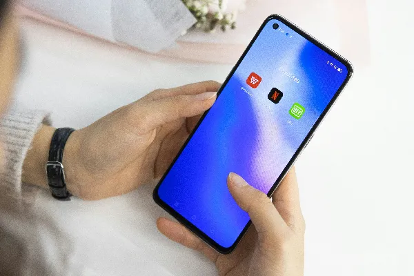 高清摄影 拿着黑色iPhone 5的人