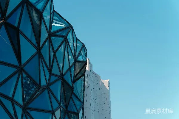 高清摄影 一座非常高的建筑物，其玻璃外墙呈蓝色。