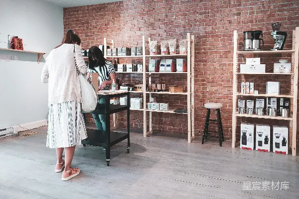 高清摄影 穿着白色长袖衬衫的女人站在棕色木制架子旁边。