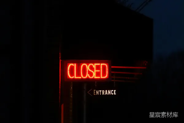 高清摄影 红霓虹灯“闭店”标志在夜晚闪烁。