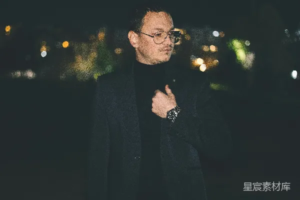 高清摄影 一个穿着西装戴着眼镜的男人站在黑暗中