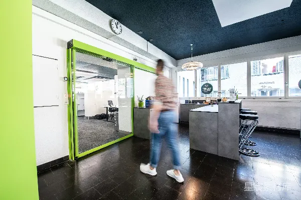高清摄影 一个人在建筑物内行走