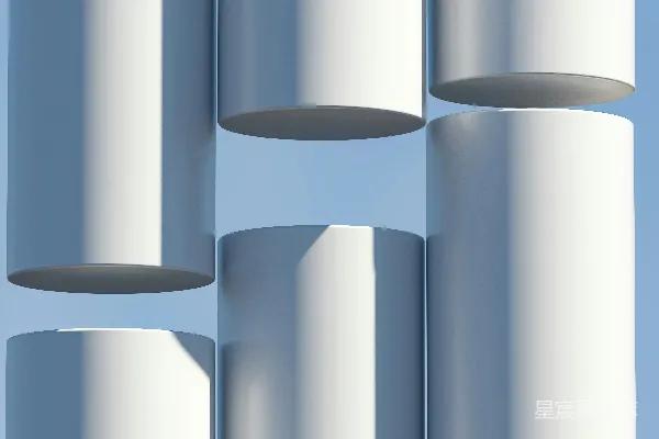 高清摄影 一排白色圆柱形物体映衬在蓝色天空下
