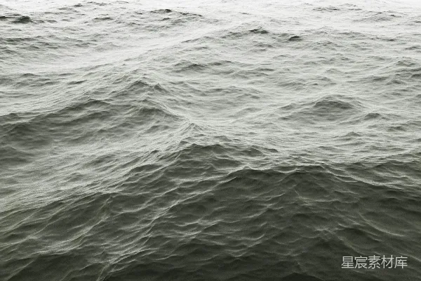 高清摄影 灰蒙蒙的天空下，波涛汹涌的灰色海洋波浪