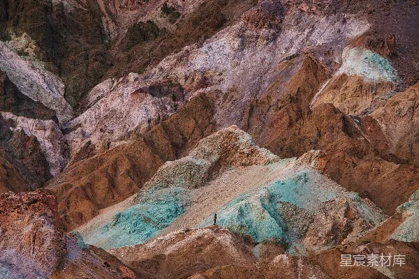 高清摄影 白天的棕色岩石山