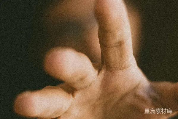 高清摄影 那人右手做了一个竖大拇指的手势