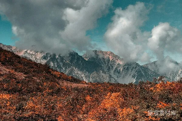 高清摄影 白天，白云下有棕色和绿色的山峰和蓝天。