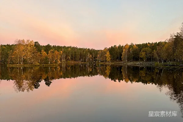 高清摄影 平静的湖面倒映着秋天的树木和美丽的夕阳。