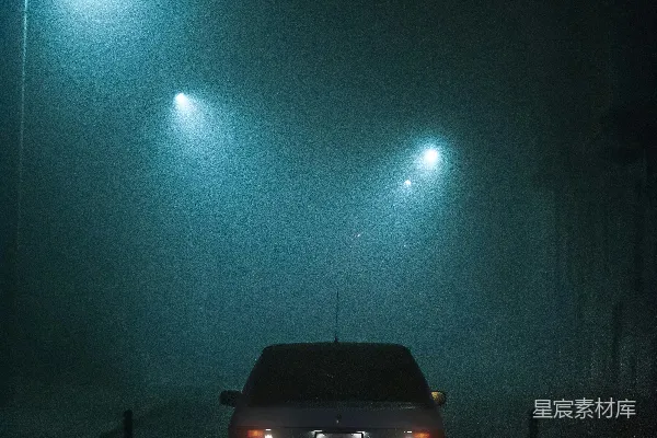 高清摄影 一辆车停在雾蒙蒙的停车场里，夜色中。