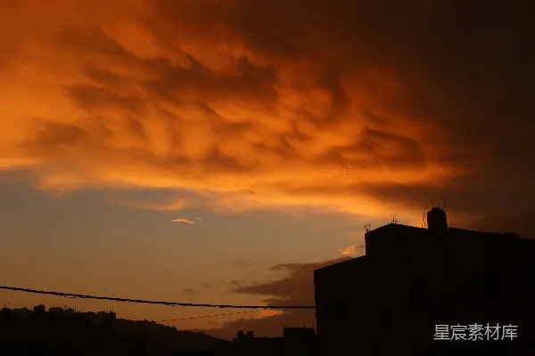 高清摄影 一座建筑物的夕阳景色，背景中有云彩。