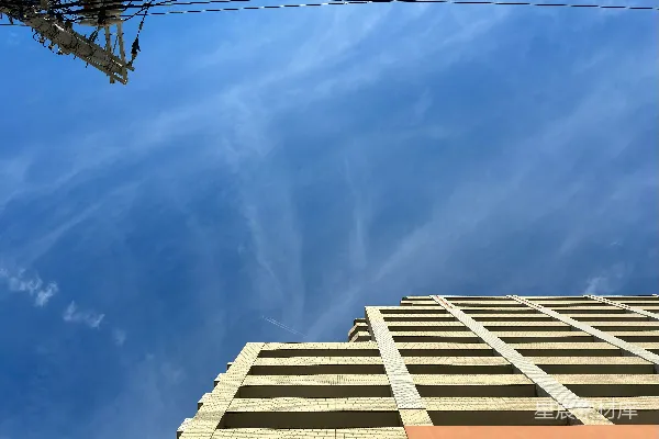 高清摄影 一座高楼，背景是天空。