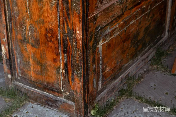 高清摄影 一扇有洞的木门