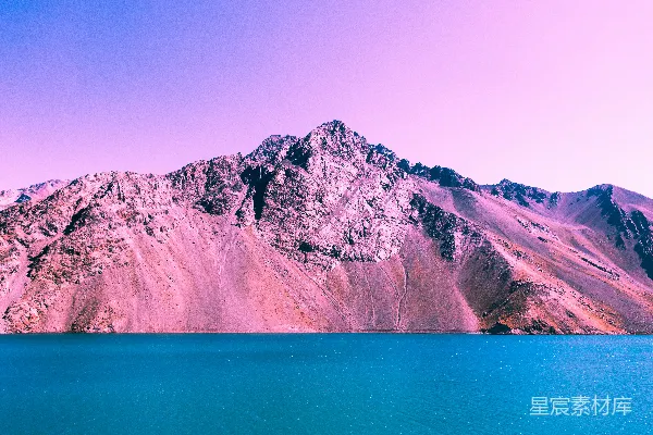 高清摄影 水边的山