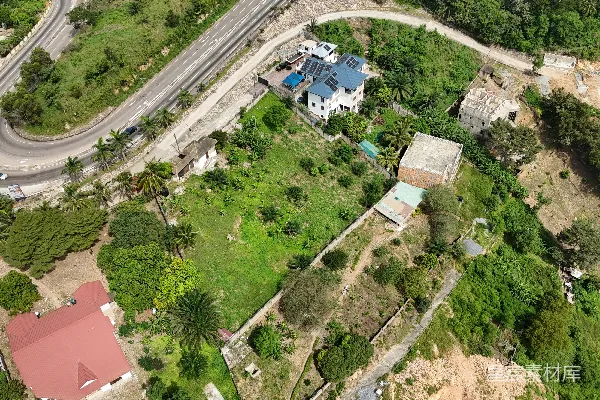 高清摄影 山脚下俯瞰的景色，可以看到建筑物和道路。