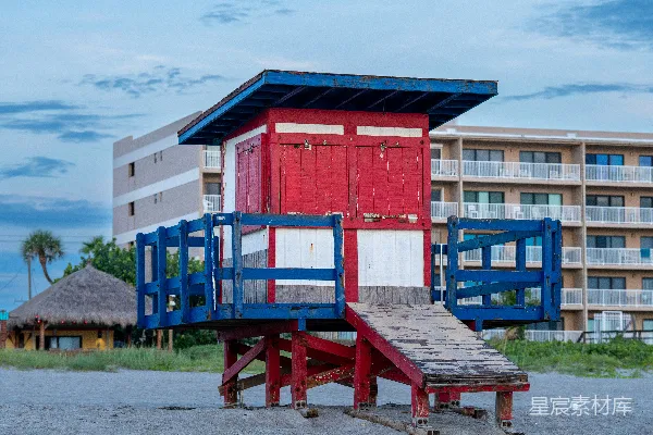 高清摄影 海滩上的红色救生员小屋