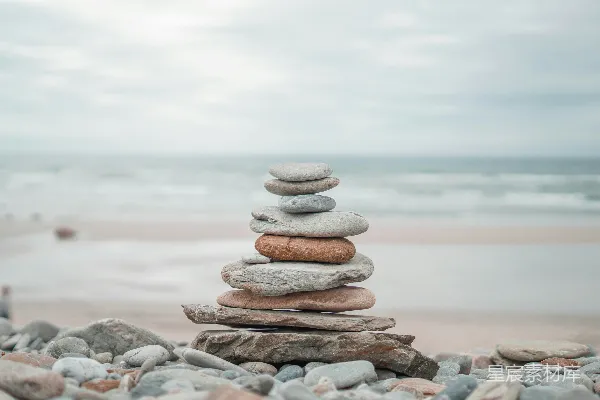 高清摄影 海边的平衡石堆