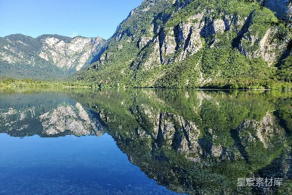 高清摄影 高山湖泊的宁静倒影