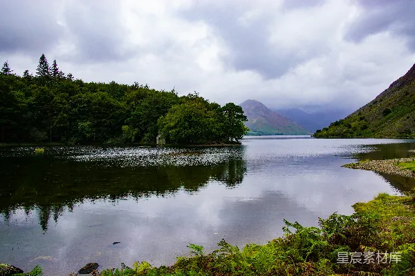 高清摄影 静谧湖畔的山景