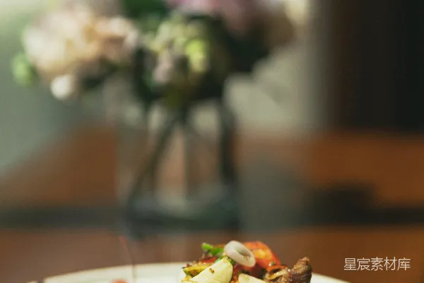高清摄影 白瓷盘中烹煮的食物