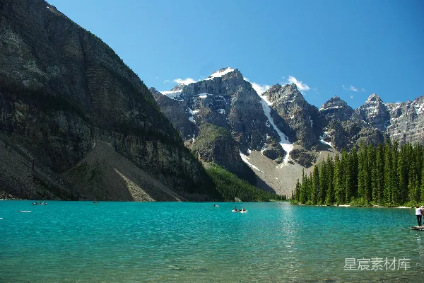 高清摄影 碧蓝湖畔的壮丽山景