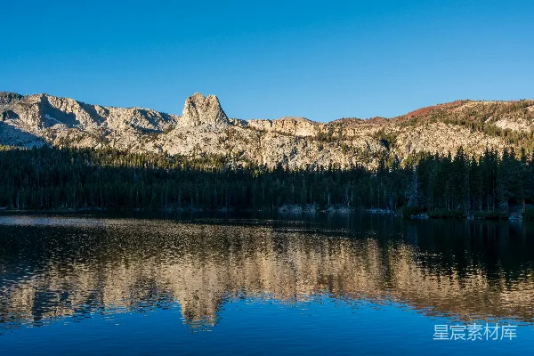 高清摄影 山间静谧湖景