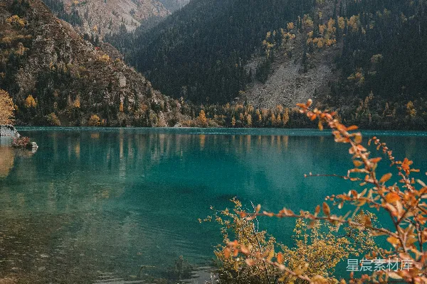 高清摄影 秋日山间静谧湖泊