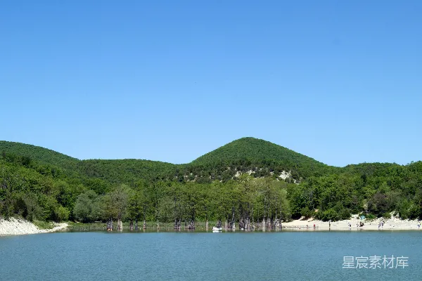 高清摄影 湖畔青山绿树