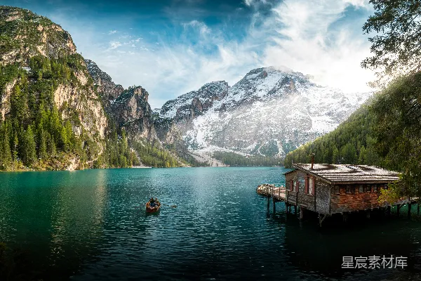 高清摄影 静谧湖畔的小屋与雪山