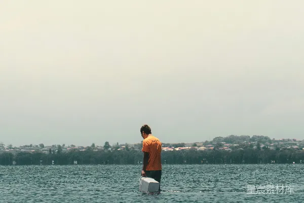 高清摄影 在湖边等待的旅人