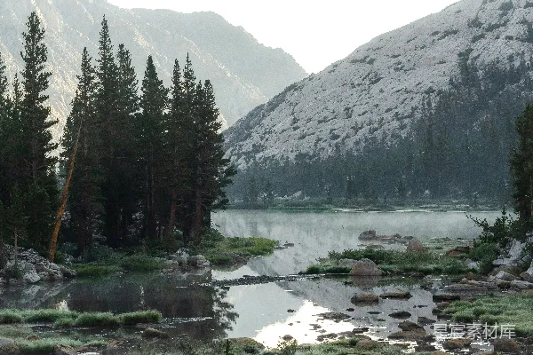 高清摄影 晨雾中的山间湖泊