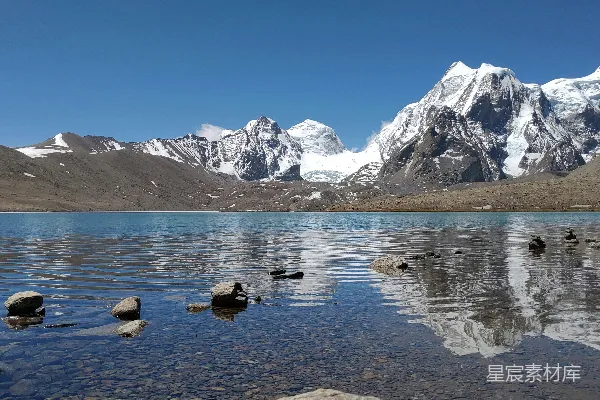 高清摄影 雪山倒影下的宁静湖景