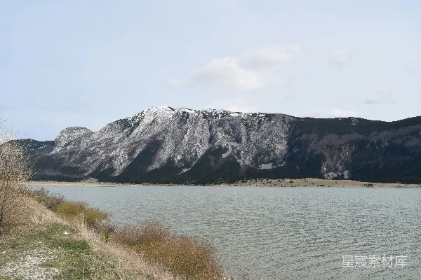 高清摄影 湖畔雪山静谧风光