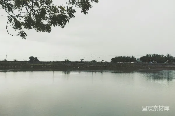 高清摄影 静谧的湖边独舟