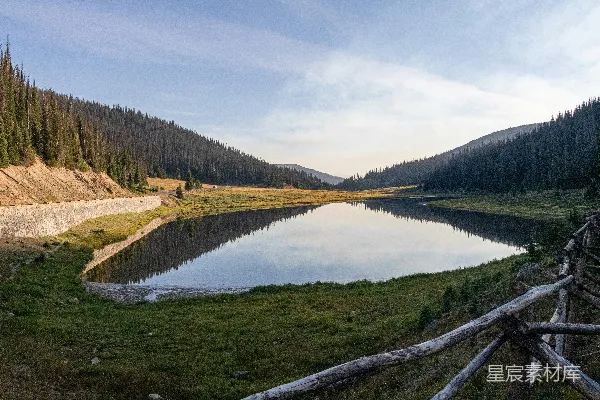 高清摄影 静谧的山谷湖景