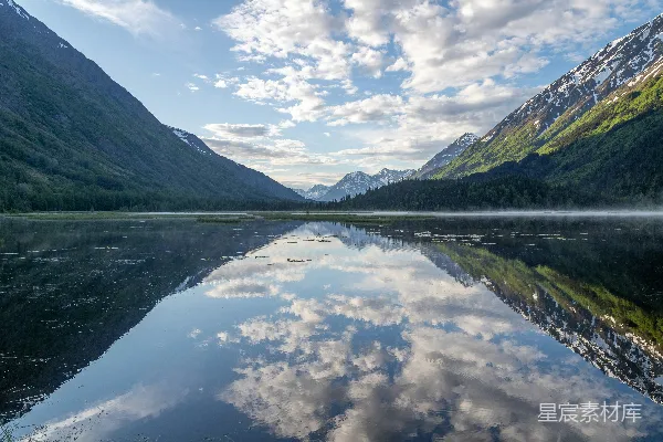 高清摄影 宁静的山谷倒影湖