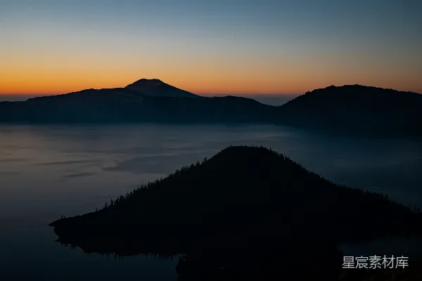 高清摄影 日落时分的火山口湖