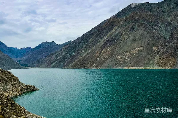 高清摄影 蓝绿色湖泊与山脉的宁静美景