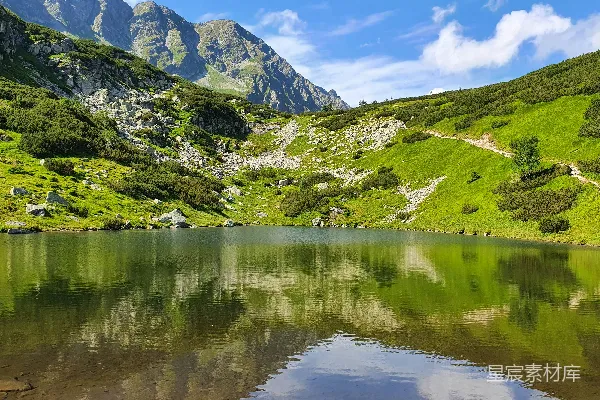 高清摄影 山间静谧的湖景