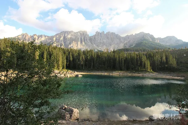 高清摄影 阿尔卑斯山的静谧湖景
