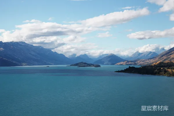 高清摄影 湛蓝湖水与远处山脉的宁静美景
