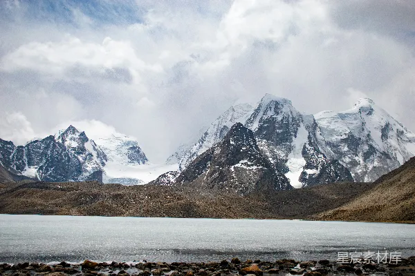 高清摄影 雪山倒影的宁静湖景