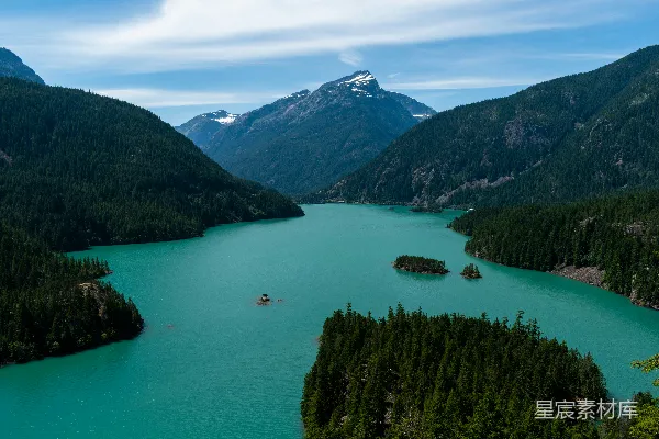 高清摄影 碧湖山间：宁静自然风光