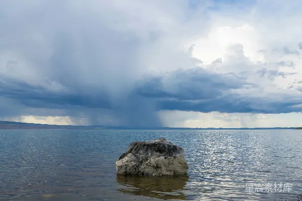 高清摄影 风雨欲来·湖边的巨石