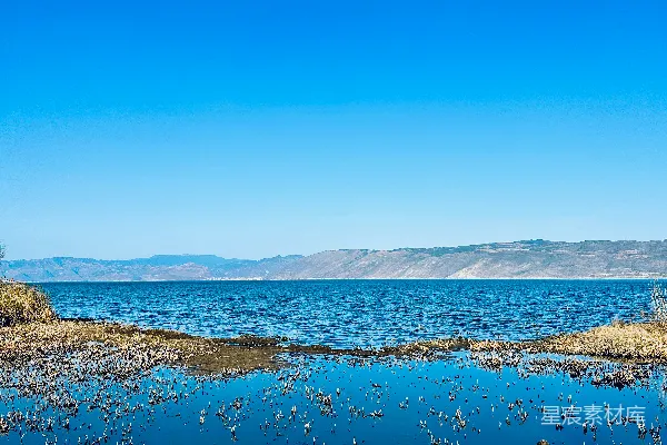 高清摄影 蓝天下的静谧湖泊