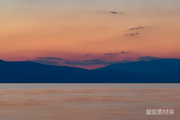 高清摄影 夕阳下的平静湖面